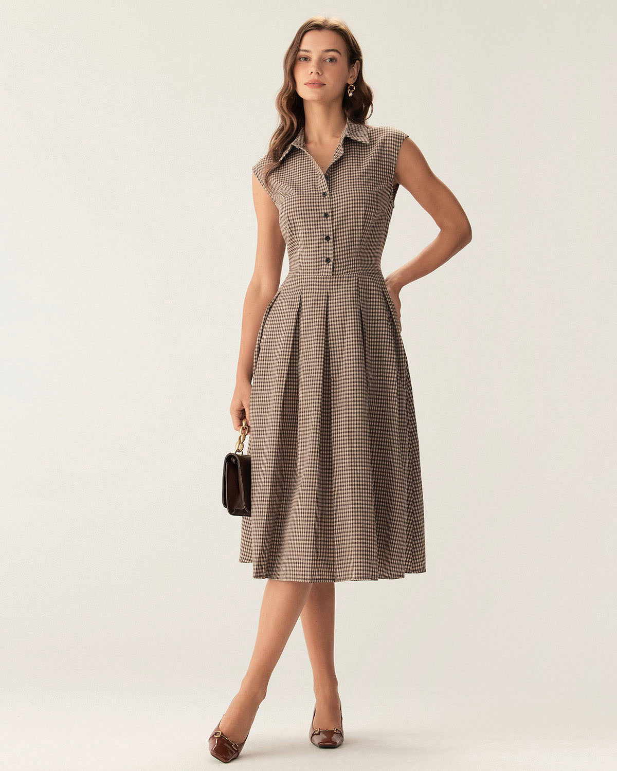 Robe midi plissée à carreaux marron avec boutons