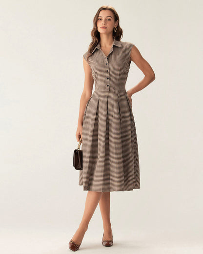 Robe midi plissée à carreaux marron avec boutons