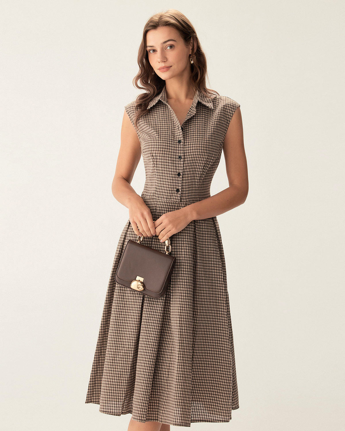 Robe midi plissée à carreaux marron avec boutons