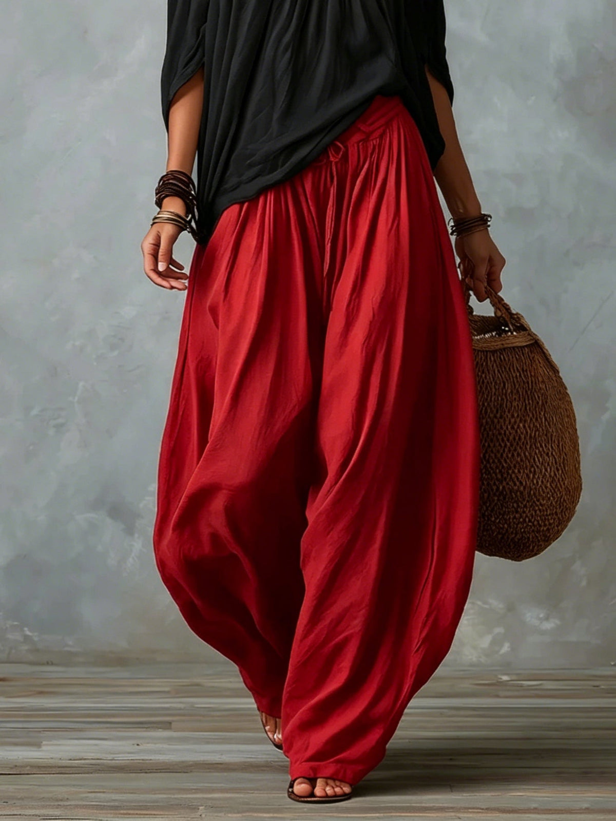 Top noir épaules dénudées et pantalon rouge ample coupe ballon
