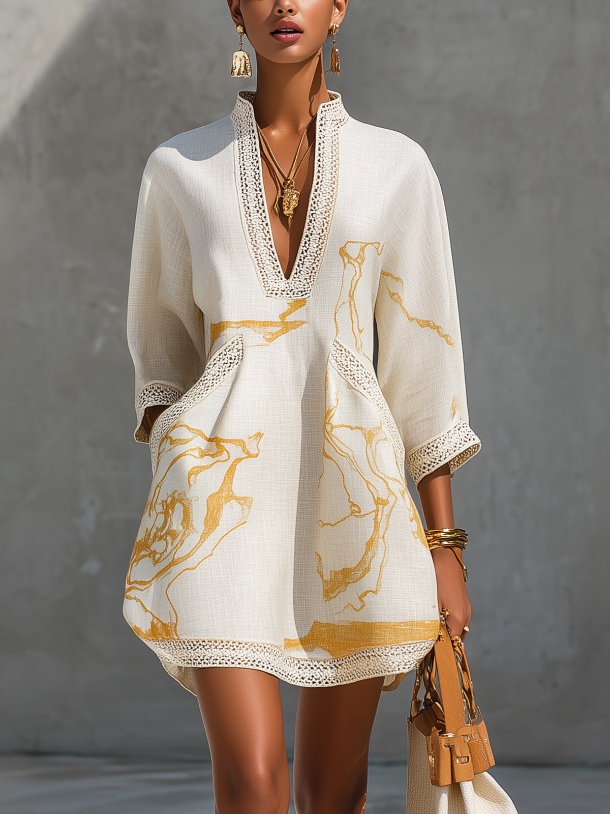 Clotilde | Robe Mini en Dentelle Crochétée Ivoire à Motifs Dorés et Décolleté en V